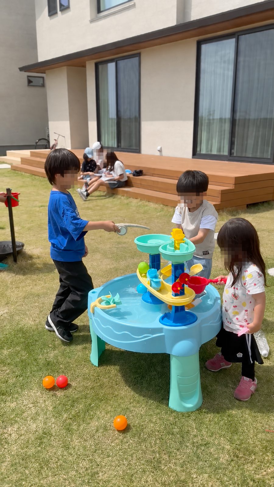 庭で水遊びをする子供たち